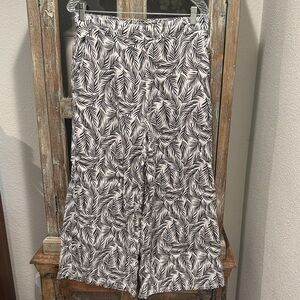 Tahari Black and White Leaf Print Pants